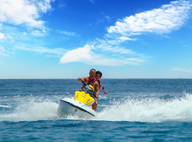Una coppia cavalca una moto d'acqua sul mare in un resort in Turchia