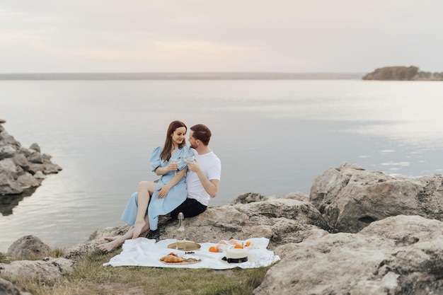 Una coppia che fa un picnic sull'acqua