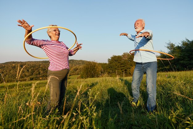 Una coppia che gioca con il loop mostrando uno stile di vita sano, amore ed essere felici l'uno con l'altro