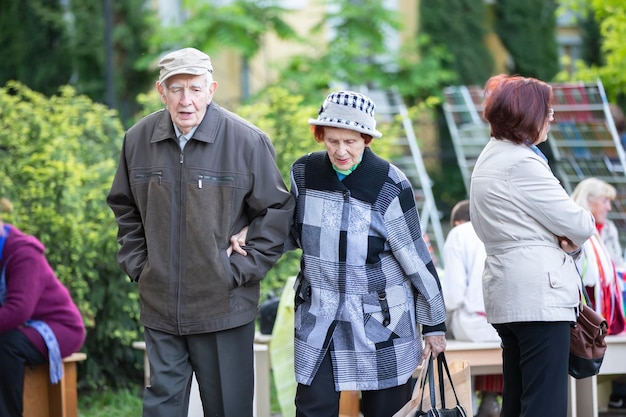 Una coppia di anziani cammina lungo la strada I pensionati vanno insieme