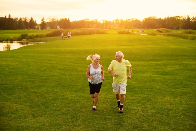 Una coppia di anziani fa jogging