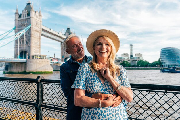 Una coppia di anziani felici che trascorrono del tempo insieme a Londra.