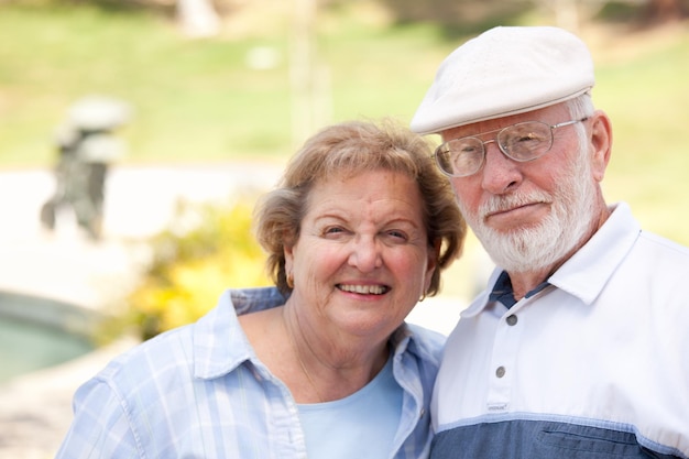 Una coppia di anziani felici nel parco