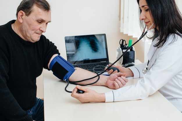 Una coppia di anziani sta conducendo una visita medica presso un centro medico. Medicina e assistenza sanitaria.