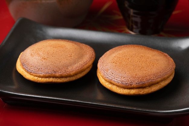 Una coppia di dorayaki giapponesi da vicino