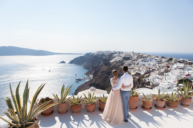 Una coppia di persone appena sposate si è goduta i suoi mesi di luna di miele in Grecia sulla terrazza sul mare