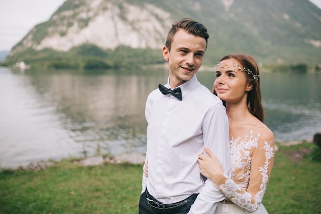 Una coppia di sposi sul lago sfondo e montagne nella città da favola dell&#39;Austria