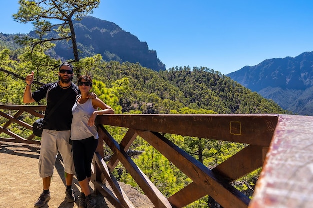 Una coppia di turisti al Mirador de los Roques sulla Cumbrecita