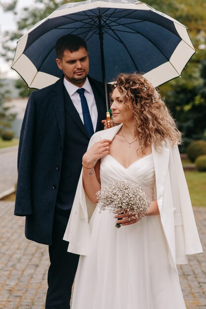 una coppia elegante sposo e sposa