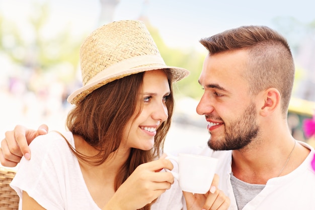 una coppia felice che beve caffè in un bar