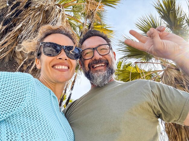 Una coppia felice di mezza età si diverte a passeggiare all'aperto in città Una coppia che si gode di una passeggiata turistica per strada in primavera Relazioni di coppia turistica e vacanze di sposi