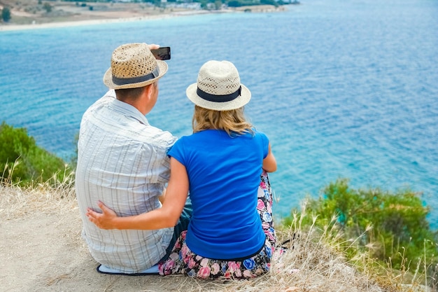 Una coppia felice in mare in viaggio per mare