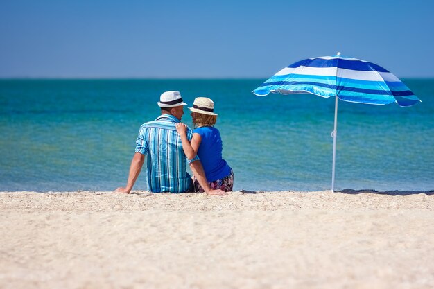 Una coppia felice in riva al mare in viaggio nella natura