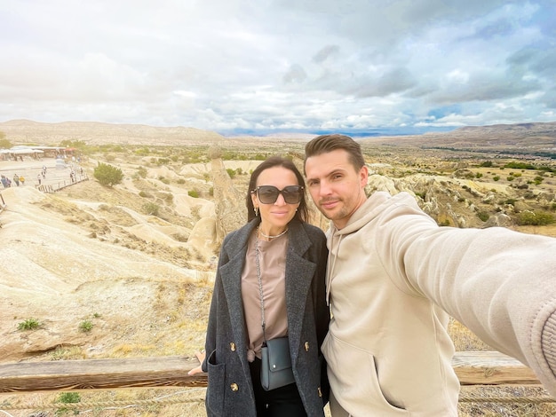 Una coppia felice in vacanza con vista sulla montagna