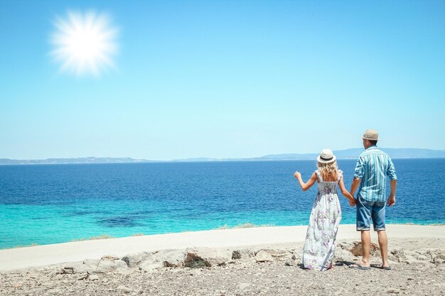 Una coppia felice vicino alla riva del mare in natura viaggio di fine settimana