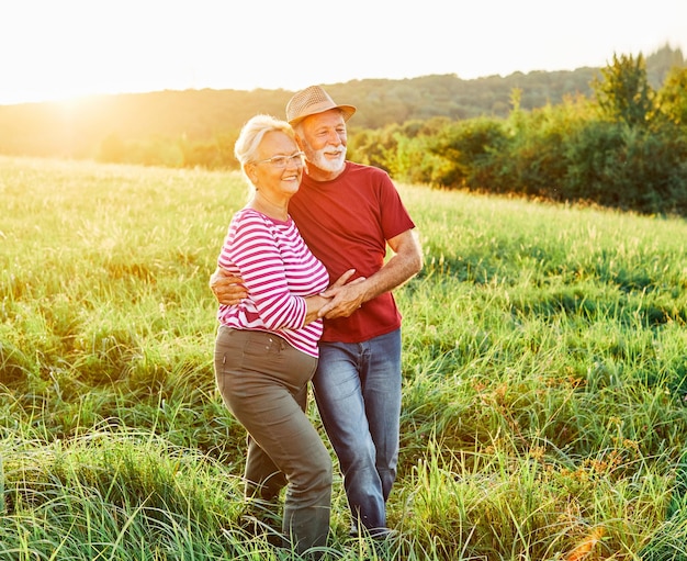 Una coppia in piedi nell'erba che mostra amore per uno stile di vita sano ed è felice l'uno con l'altro