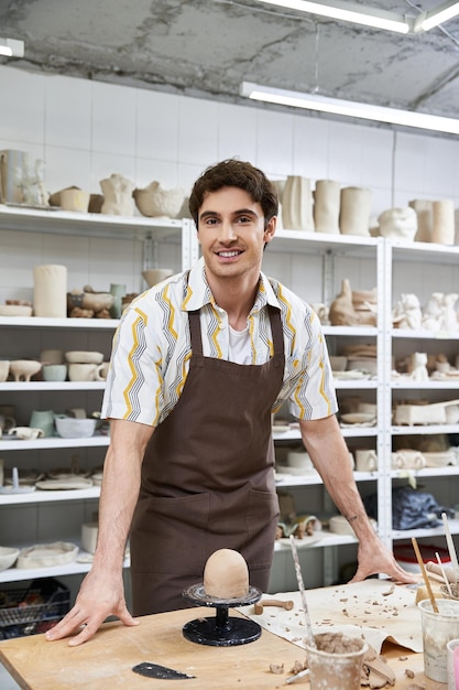 Una coppia innamorata crea ceramica insieme in uno studio moderno durante un pomeriggio soleggiato