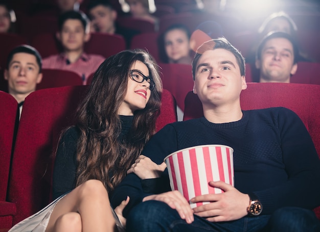 Una coppia innamorata in un cinema