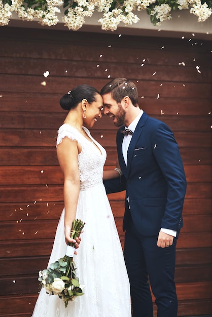Una coppia interrazziale il giorno del loro matrimonio un giovane uomo felice e una giovane donna innamorati che si sposano