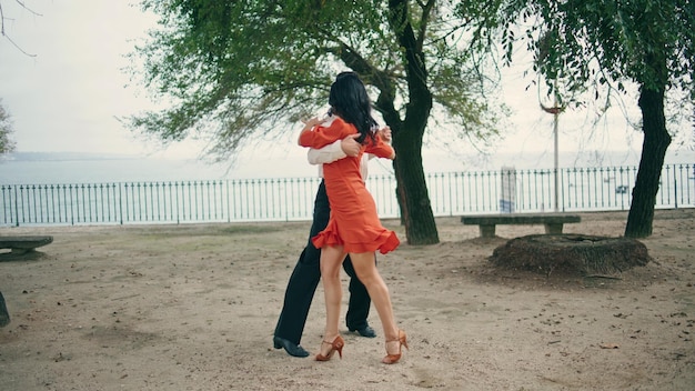 Una coppia latino-americana appassionata che balla nel parco cittadino in un giorno d'estate una coppia che esegue la salsa