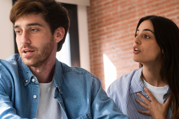 Una coppia nel bel mezzo di una controversia straziante sull'infedeltà e la separazione la fidanzata cerca di spiegare le sue azioni mentre il fidanzato è emotivamente esausto per affrontare la perdita