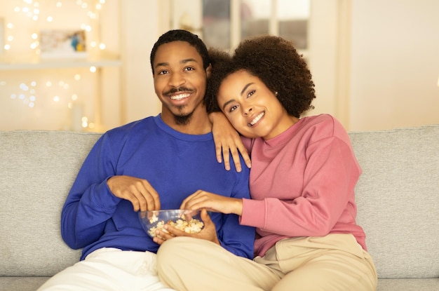 Una coppia nera guarda un film in TV e si diverte a casa.
