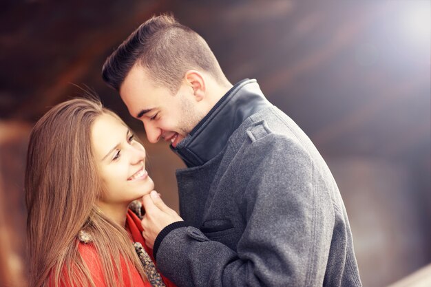 una coppia romantica che si bacia in un appuntamento autunnale