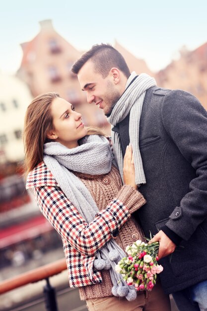 una coppia romantica con fiori in una passeggiata autunnale