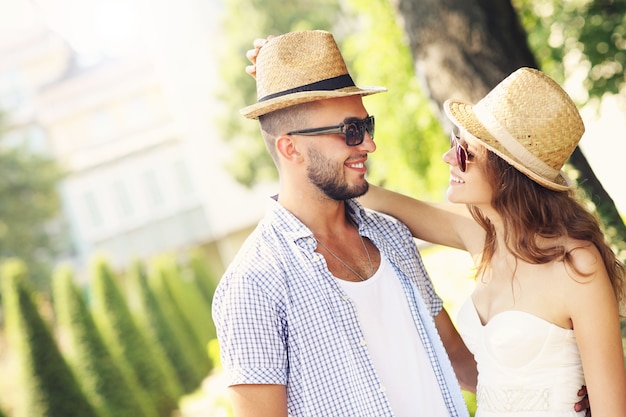 una coppia romantica nel parco