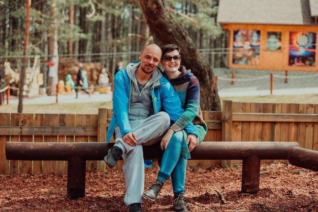 Una coppia romantica trascorre del tempo nel parco. Una coppia scatta foto in una bella giornata di sole durante un fine settimana libero.