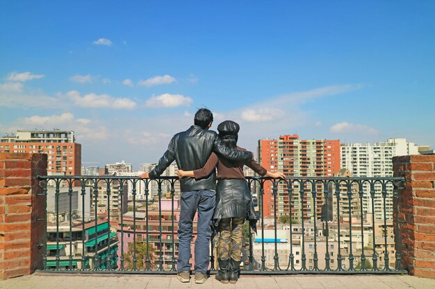 Una coppia si gode l'impressionante veduta aerea della città di Santiago dal punto panoramico della collina di Santa Lucia in Cile