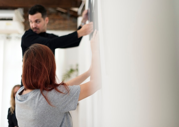 Una cornice appesa uomo sul muro