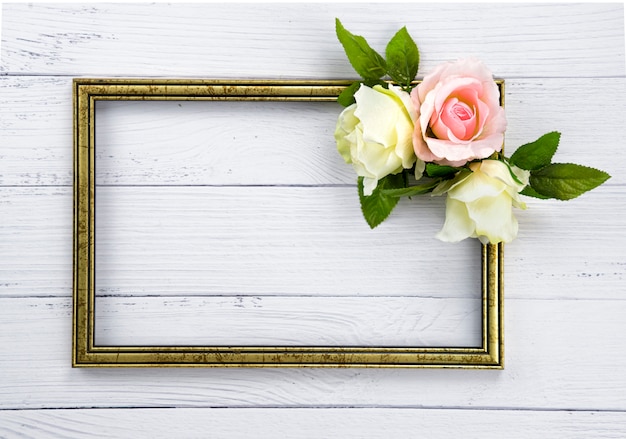 Una cornice di legno e rose