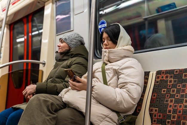 una corsa in metropolitana madre figlia corsa nel treno della metropolitana