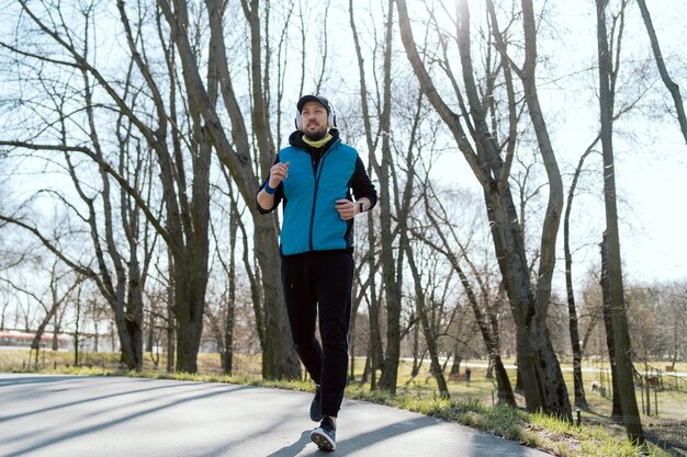 Una corsa mattutina nel parco il concetto di trascorrere del tempo tra la natura atleta che si allena per una corsa