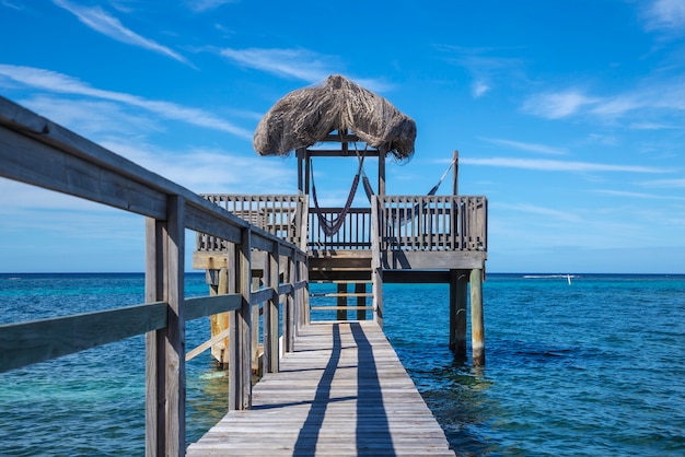 Una costruzione in legno del Mar dei Caraibi sull'isola di Roatan. Honduras