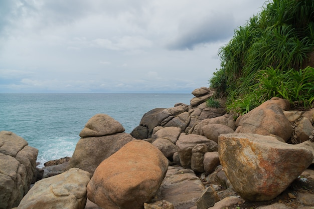 Una cresta di rocce nell&#39;oceano.