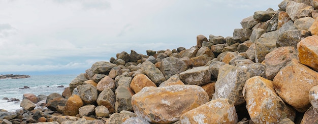 Una cresta di rocce nell&#39;oceano.