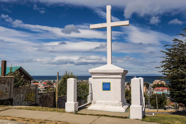 Una croce con una targa blu si trova su una collina che domina l'oceano a Punta Arenas in Cile