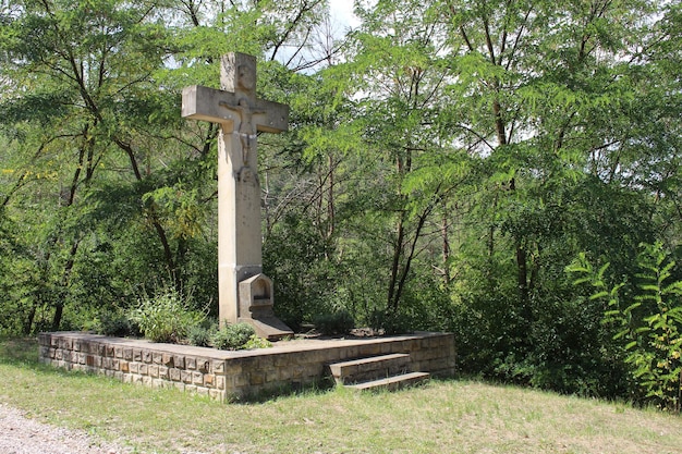 Una croce di pietra con sopra una croce