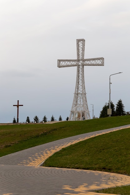 Una croce su una collina con sopra una croce