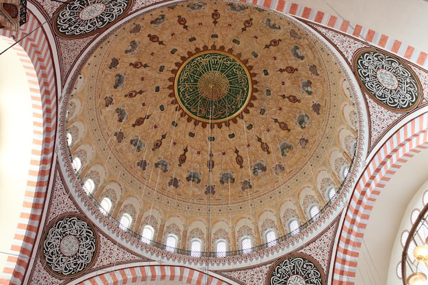 Una cupola con sopra la parola "sultano".