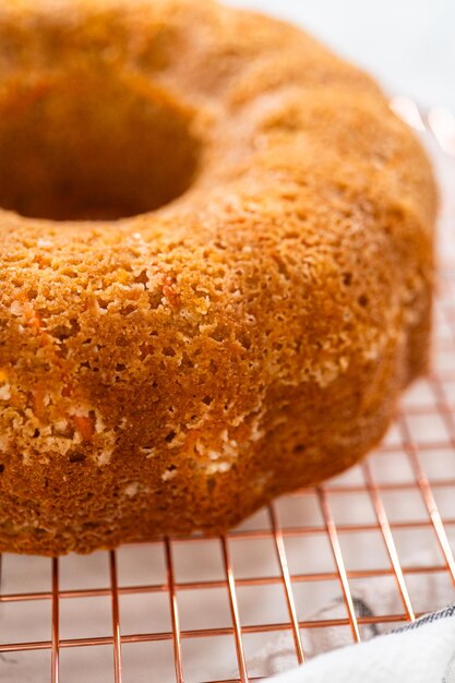 Una delizia fresca, una torta di carote appena cotta.