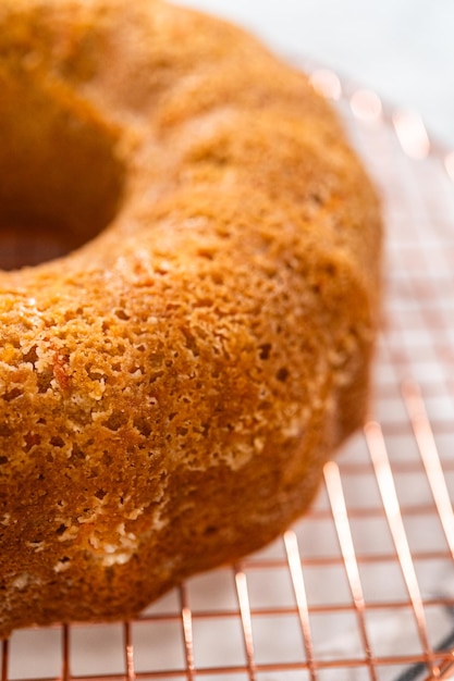Una delizia fresca, una torta di carote appena cotta.