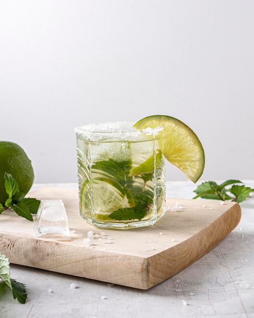 Una deliziosa bevanda con lime e ghiaccio.