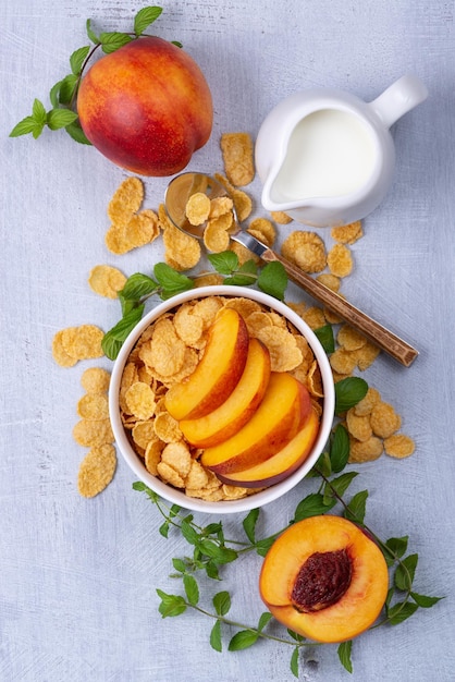 Una deliziosa colazione a base di cereali con latte e pesca