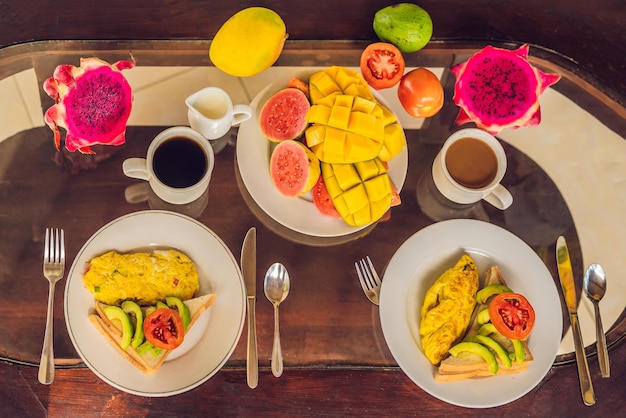 Una deliziosa colazione composta da frittata, frutta e caffè