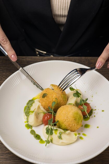 Una deliziosa cotoletta di Kiev in un ristorante o in un pub