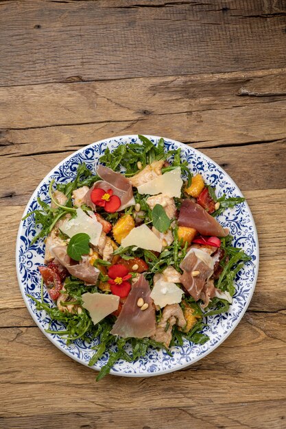 Una deliziosa insalata in un ristorante Primo piano