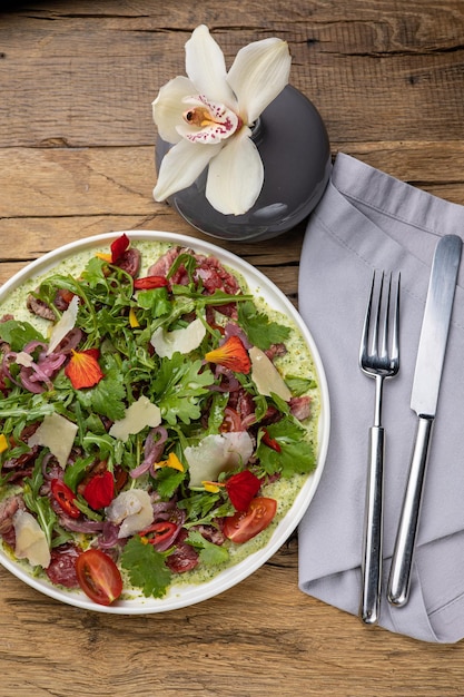 Una deliziosa insalata in un ristorante Primo piano